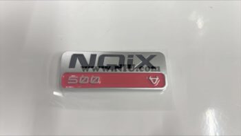 LOGO NQIX500 ZIJSCHERM EMBLEEM